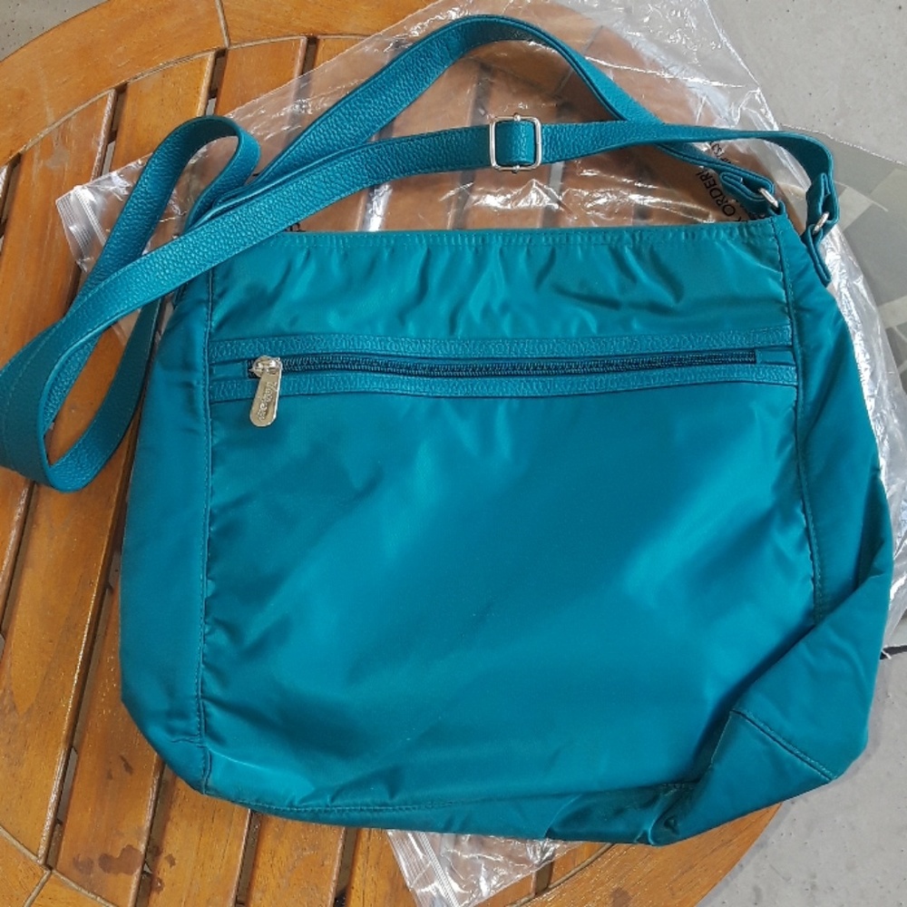 Everything Crossbody - Picture 2 of 4
